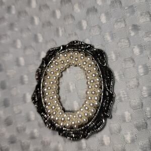 VINTAGE OVAL FAUX PEARL SILVERTONED BROOCH PIN
